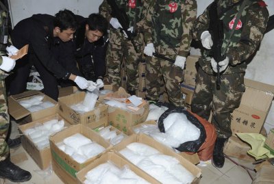 Kinijos policija apžiūri konfiskuotą metamfetaminą