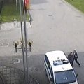 Nufilmuota, kaip girti nepilnamečiai apšlapina policijos automobilį