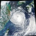 Korėjos pusiasalis ruošiasi atslenkančiam smarkiam taifūnui