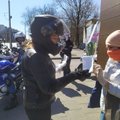 Vilniaus motociklininkai dalijo apsaugines kaukes: paragino saugotis koronaviruso