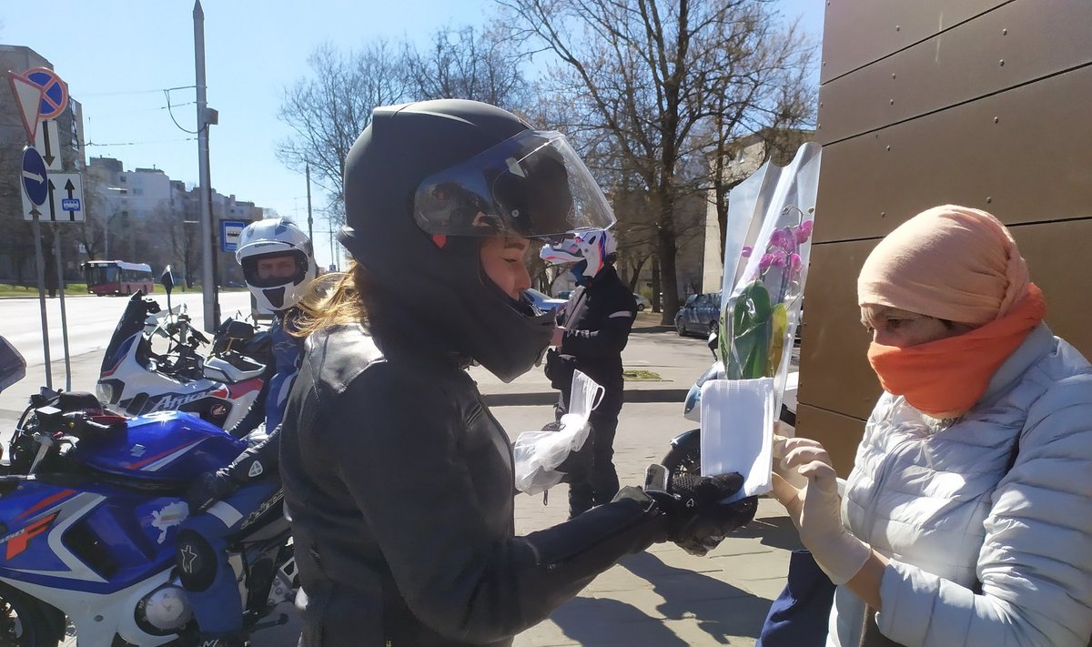 Motociklininkai dalijo kaukes Vilniaus mieste