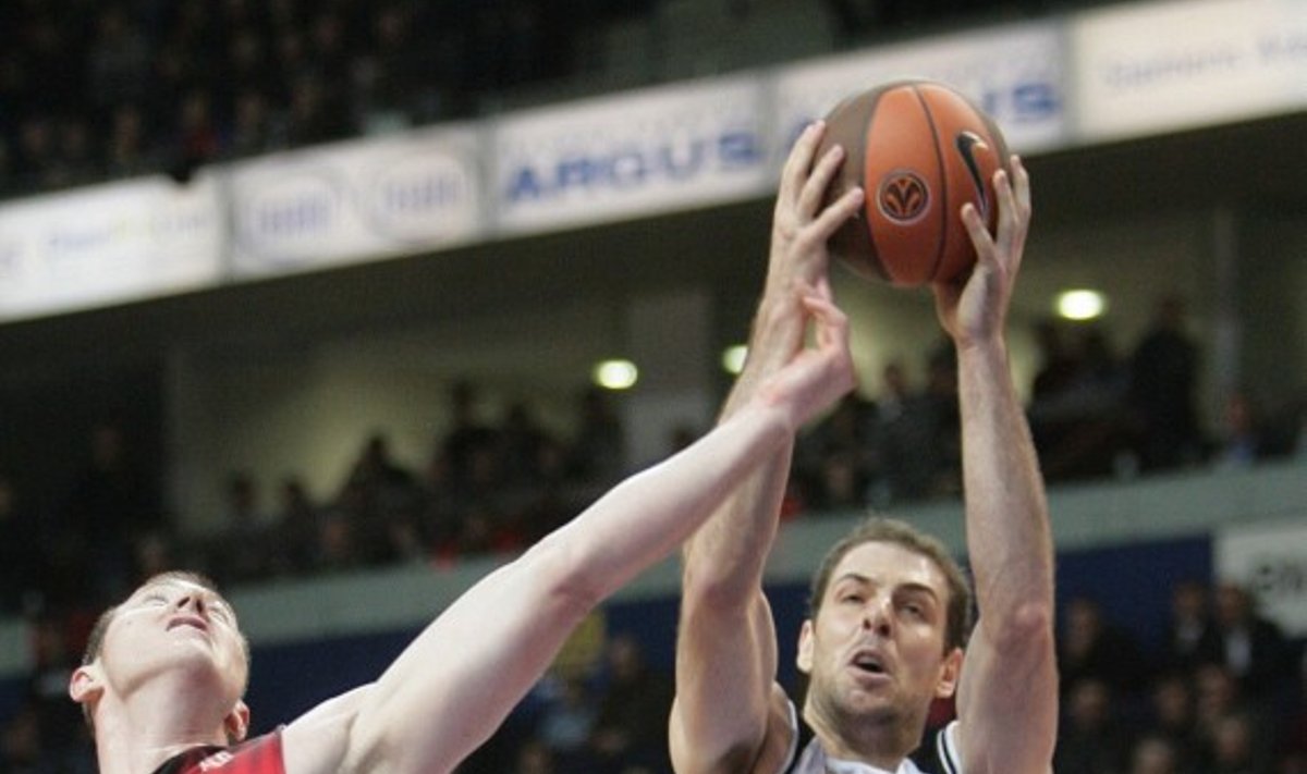 Aleksandras Maričius ("Partizan", su kamuoliu)  