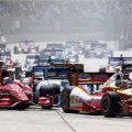 „IndyCar“ lenktynėse – didžiulė avarija
