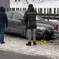 Vilniuje sužalotas vyras, prie sugedusio automobilio rišęs trosą