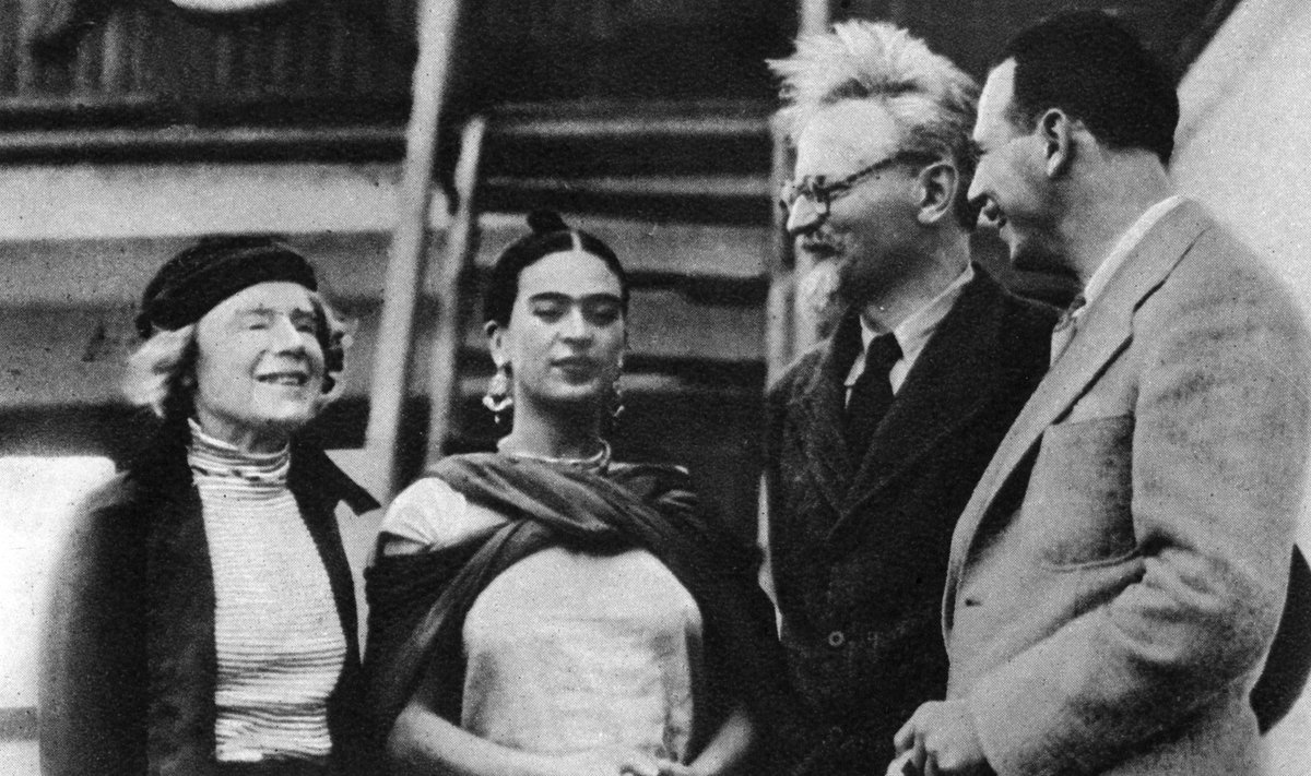 Levas Trockis Meksikoje, su žmona (kairėje pusėje) ir Frida Kahlo, menininko Diego Riveros žmona (1937 metai).