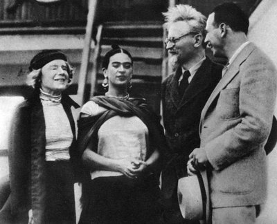 Levas Trockis Meksikoje su žmona (kairėje pusėje) ir Frida Kahlo, menininko Diego Riveros žmona (1937 metai).