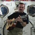Linksmasis Kanados astronautas parodė gyvenimo kosmose užkulisius