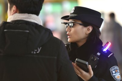 Kinijoje policijos pareigūnai dėvi specialius akinius