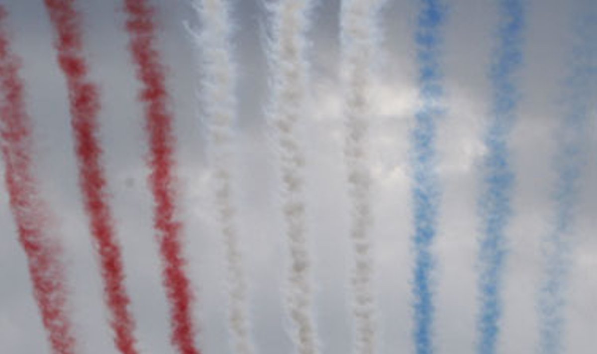 Airplanes "paint" the French flag
