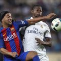 Ronaldinho burtai neišnyko: legendų mače firminiais perdavimais draskė „Real“ gynybą