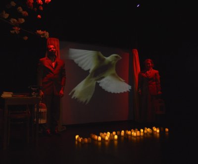 „Naujasis teatras“, dokumentinis spektaklis apie Oskarą Milašių „Kanarėlės pranašystė“, rež. Šviesa Šulc (Foto Balu Pratheep nuotr.)