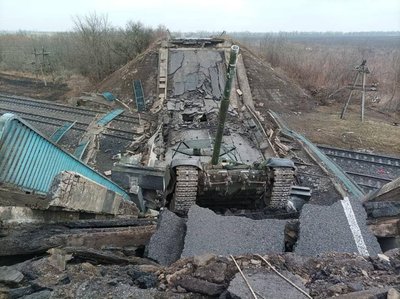 Rusų tankas ant sunaikinto tilto