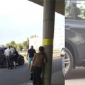 Policija dar nežino, kas penktadienį šovė į BMW automobilį ir sužalojo mažametę