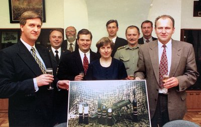 1996 m. Krašto apsaugos ministerija, pasirašius pirmą prieštakinių granatsvaidžių „Carl Gustav“ kontraktą (Artūro Zuoko asmeninio albumo nuotr.)