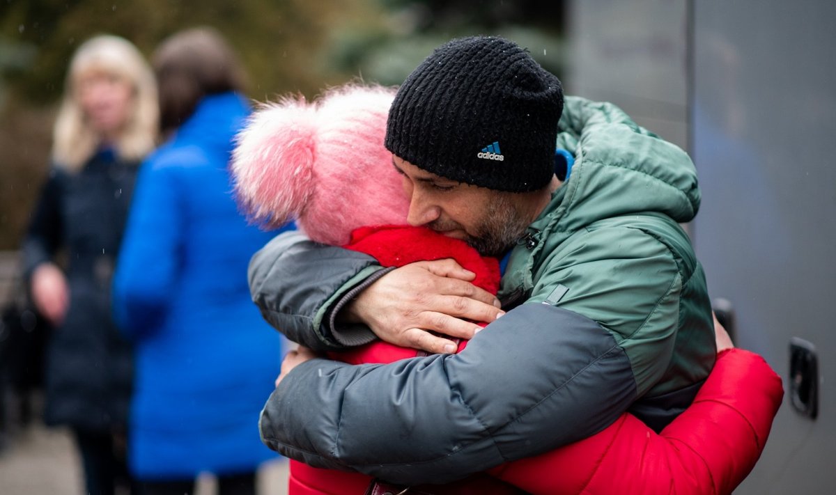 Ukrainą paliekantys karo pabėgėliai atsisveikina su artimaisiais