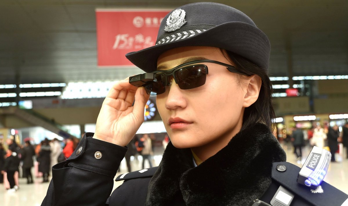 Kinijoje policijos pareigūnai dėvi specialius akinius