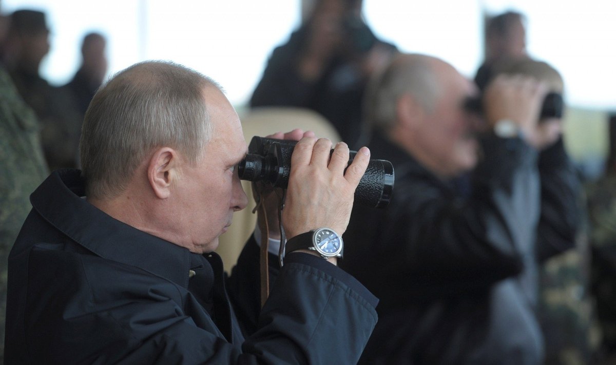 V. Putinas ir A. Lukašenka stebi „Zapad“ ginkluotųjų pajėgų pratybas 2013 m.