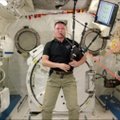 Astronautas kosmose grojo dūdmaišiu
