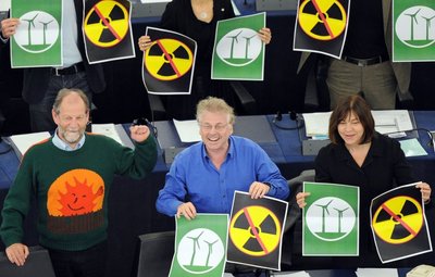 Rebecca Harms (dešinėje) su kitais Žaliųjų aljanso nariais pasisako prieš atominę energetiką