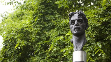 Plans to move Zappa's monument in Vilnius cause stir