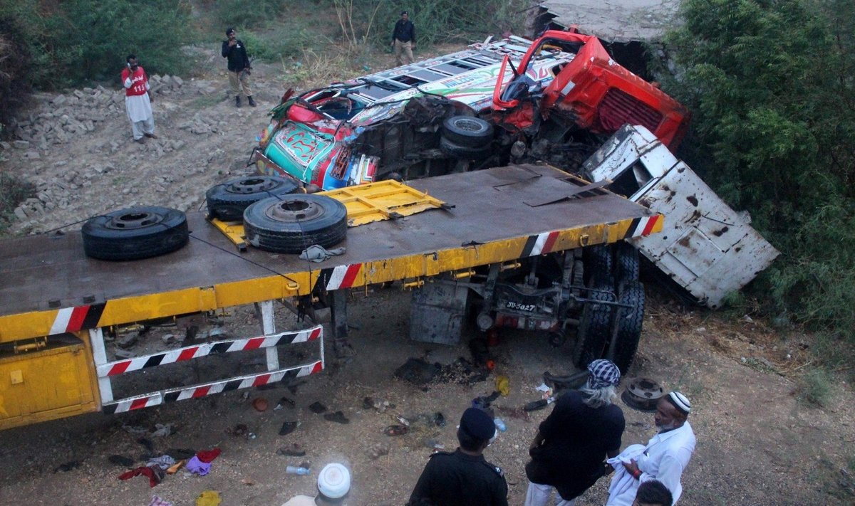 Pakistane sunkvežimiui įsirėžus į vestuvininkų autobusą žuvo 15 žmonių