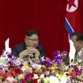 Š. Korėjos lyderis raketos kūrėjams surengė iškilmingą vakarienę