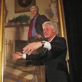 B. Clintonas iš savo portreto su malonumu ištrintų vieną detalę