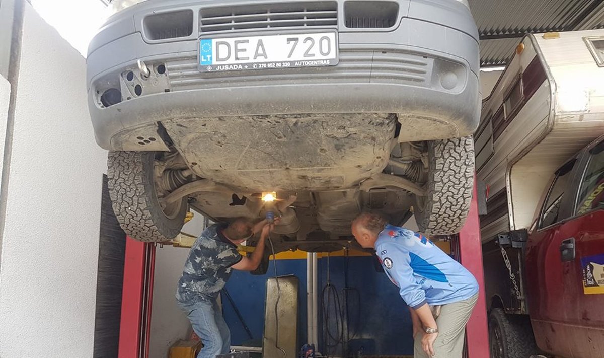 Bardausko komandos "VW Transporter" antrą kartą sugedo