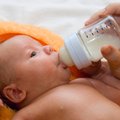 Dirbtinį kūdikių maitinimą išaukštinęs tyrimas kursto aistras