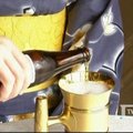 Japonijoje pagamintas auksinis alaus bokalas