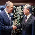 Rusijos ir Kinijos užsienio reikalų ministrai per pokalbį telefonu aptarė „karštas temas“