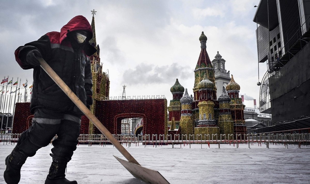 Darbininkas Maskvoje saugosi nuo koronaviruso