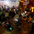 Honkongo policija sako buvusi priversta paleisti įspėjamąjį šūvį dėl protestuotojų smurto