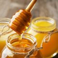 „Valgomu auksu“ vadinamas medus: maisto ekspertė atsakė, ar galima jį dėti į karštą arbatą