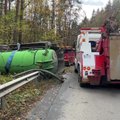 Vaizdai iš įvykio vietos: Vilniuje apvirto sunkvežimis su cisterna