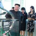 Itin retas atvejis: Kim Jong Unas viešumoje pasirodė su žmona