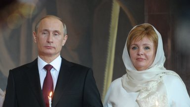 Бывшая жена Путина носит костюм цветов украинского флага?