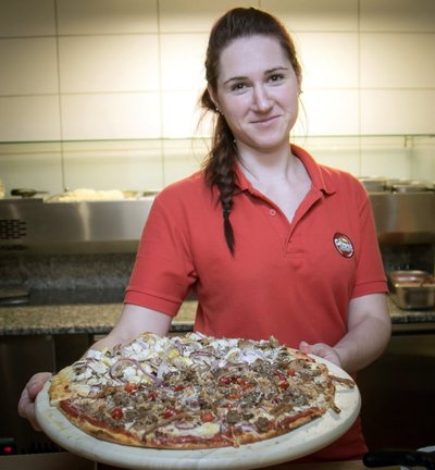 „Grizlly Grilly“ barmenės Ingridos rankose – lankytojų mėgstama pica su baravykais