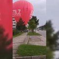 Kauniečiai užfiksavo neįprastą vaizdą: gyvenamųjų namų rajone netikėtai nusileido oro balionas