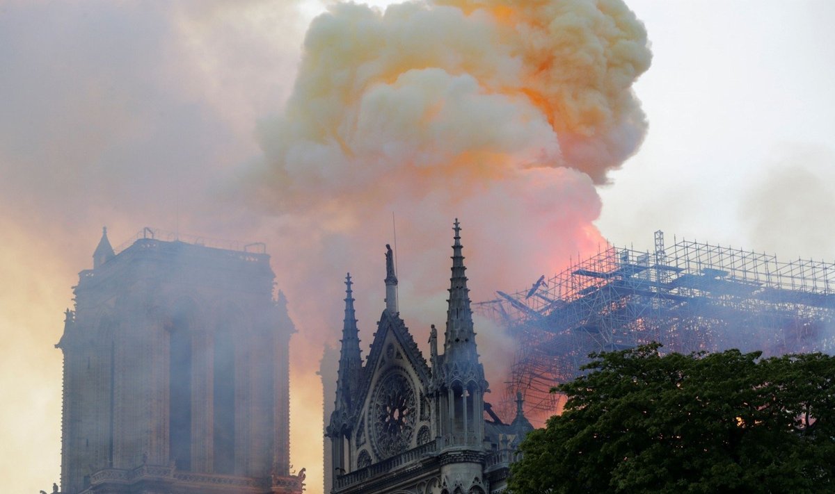 Paryžiaus Dievo Motinos katedrą niokoja didžiulis gaisras