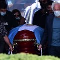 Argentinoje atleisti trys laidojimo namų darbuotojai, pozavę prie Maradonos karsto