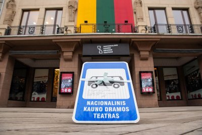 Kaunas originaliai pasveikino teatrą su jubiliejumi.