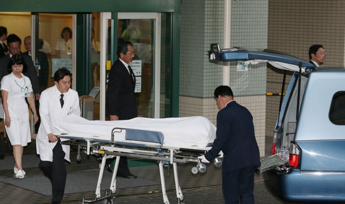 Mirė 66 metų Japonijos princas Tomohito