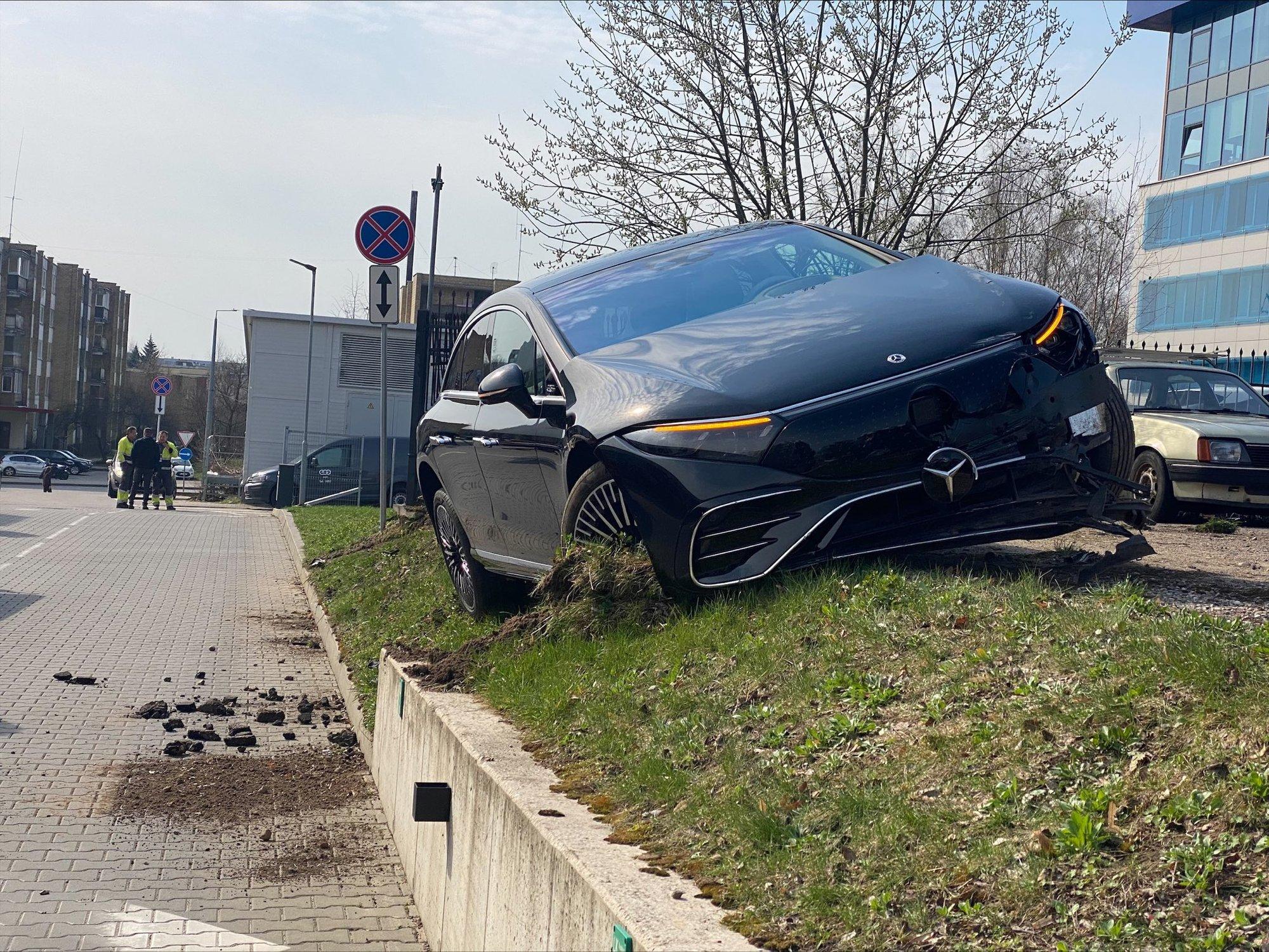 Инцидент на автомойке в Вильнюсе: неуправляемый Mercedes Benz врезался в  контейнеры и ограждение, повредил Lexus - Delfi RU