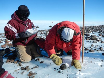 Antarktidoje aptinkami meteoritai. NASA nuotr.