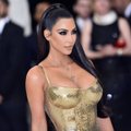 Vakare Kim Kardashian spindėjo elegancija, tačiau naktį pakvipo fetišu