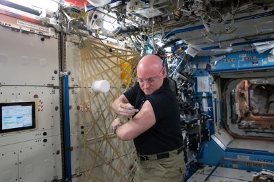 Astronautas Scottas Kelly kosmose save skiepyja nuo gripo, 2015 metai