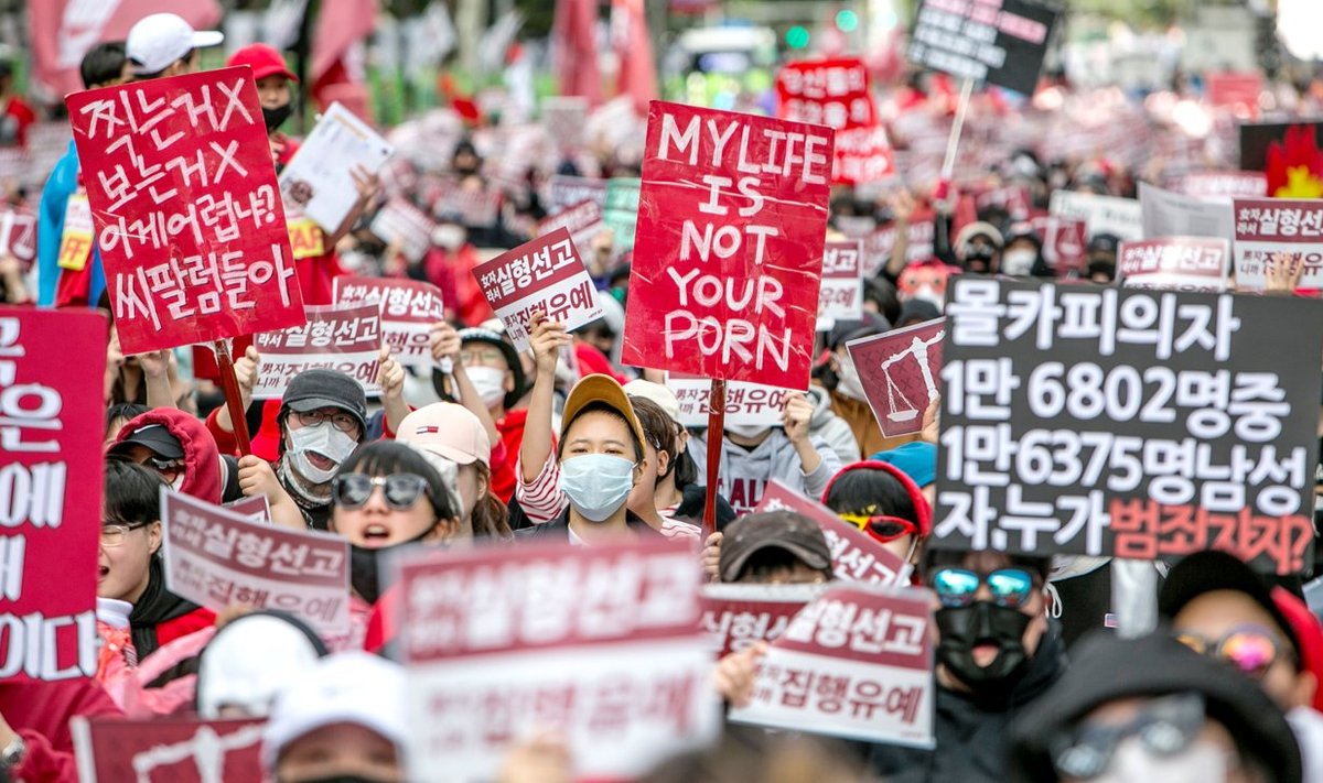 Женщины Южной Кореи протестуют в Сеуле