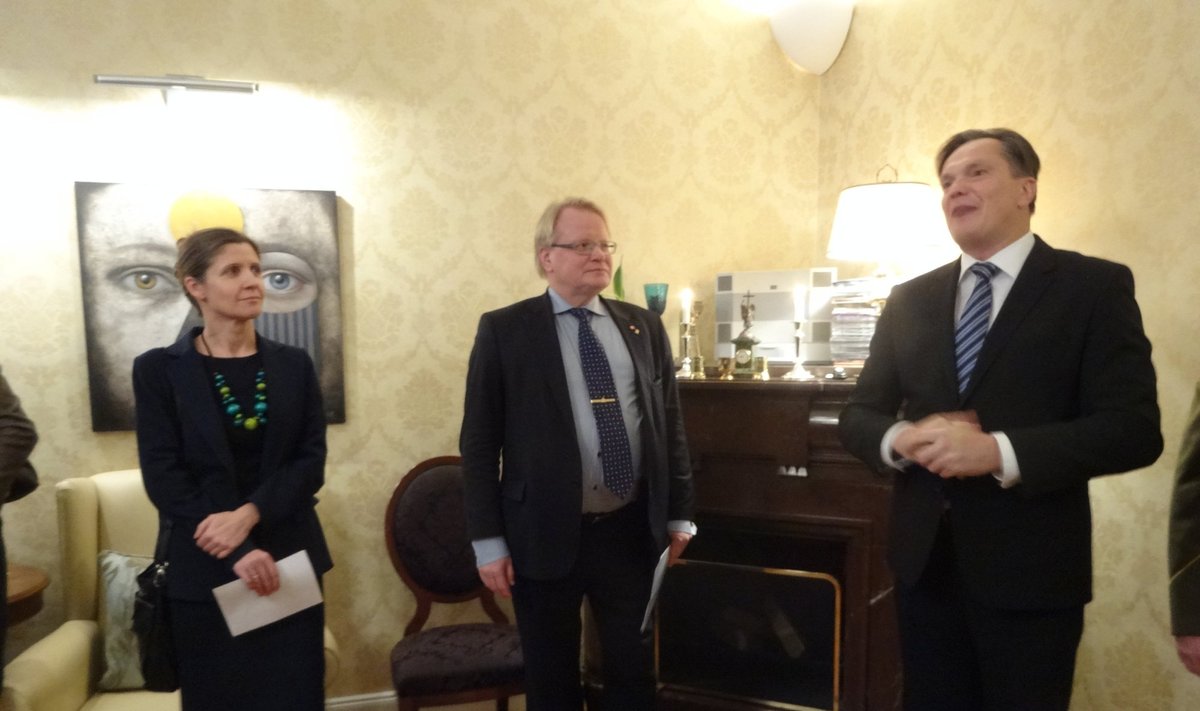 From left to right, the Polish Ministry of Foreign Affairs Security Policy Department Deputy Director Malgorzata Kazmierski, Swedish Defence Minister Peter Hultqvist and ambassador Eitvydas Bajarūnas 