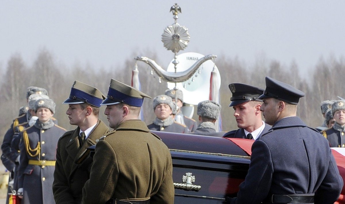 Prezidento Lecho Kaczynskio karstas išgabenamas iš Smolensko